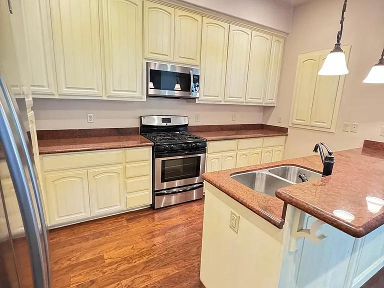 421 Cottonwood Ave — Photo 2