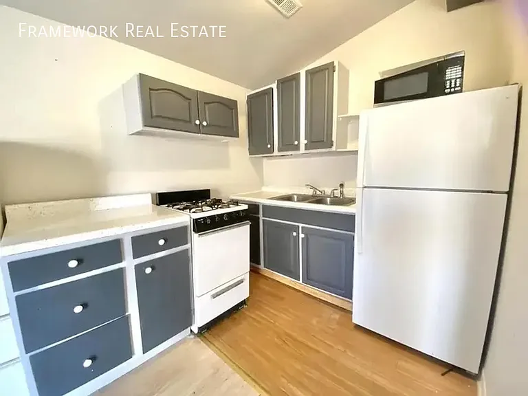 1358 Zephyr St #1358 — Photo 8