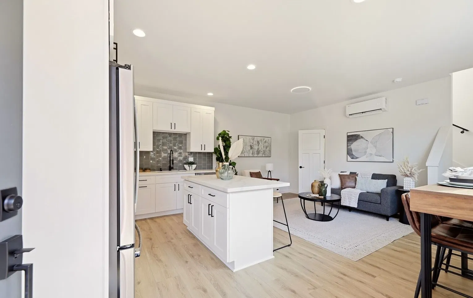 2 bed, 1.5 bath, 940 sqft, $3,295 — Photo 2