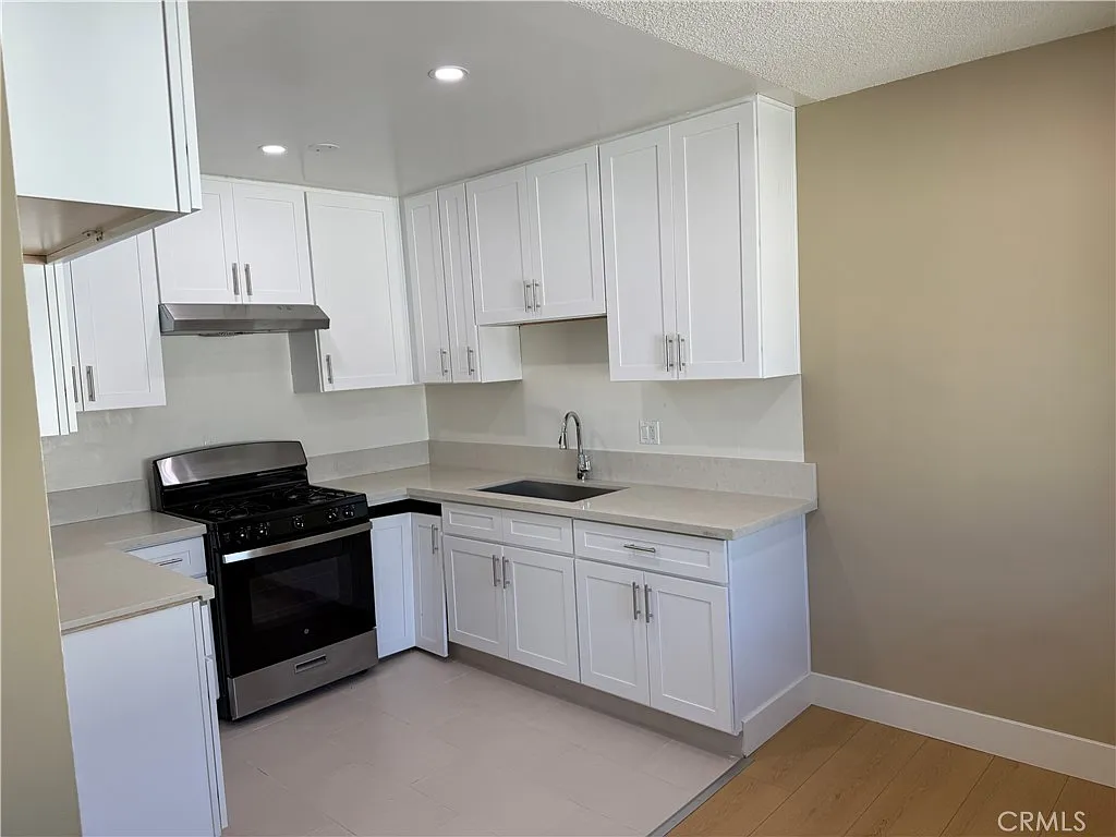2 bed, 1.5 bath, 863 sqft, $2,400 — Photo 2
