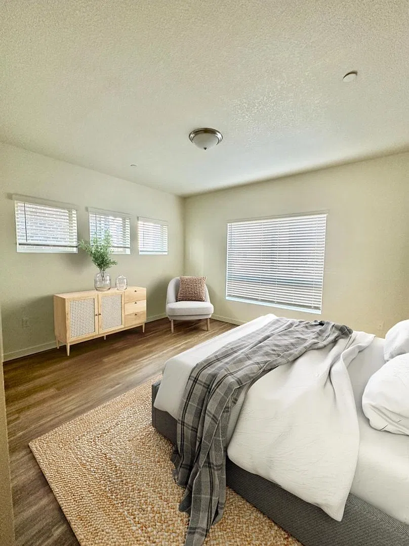 22025 NE HALSEY ST. — Photo 4