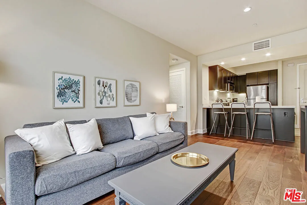 2 bed, 2.0 bath, 1100 sqft, $7,900 — Photo 4