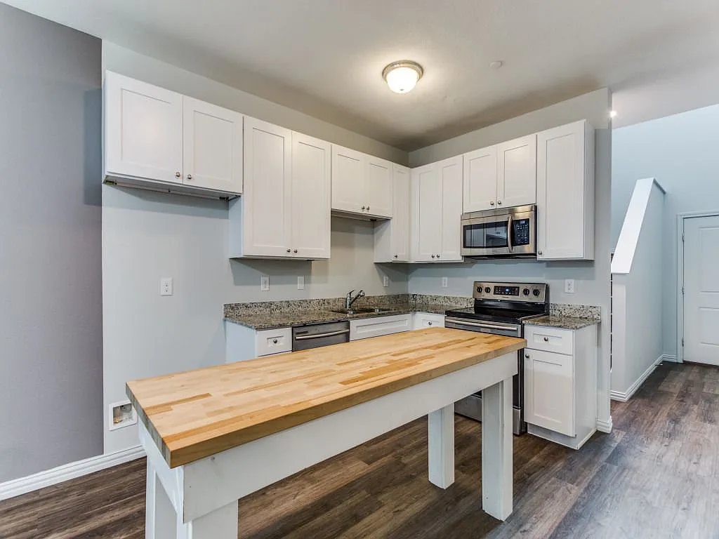3 bed, 2.5 bath, 1400 sqft, $1,799 — Photo 3