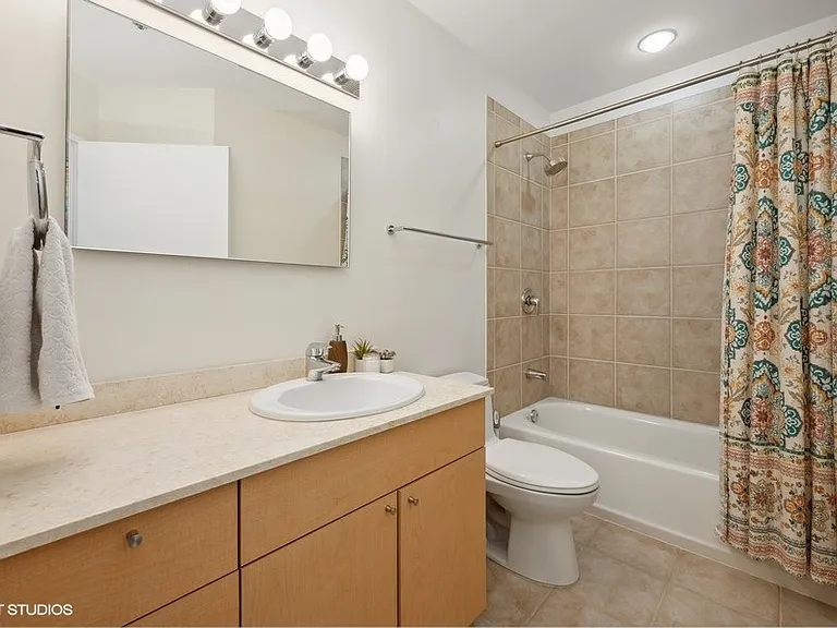 653 N Kingsbury St #1401 — Photo 17