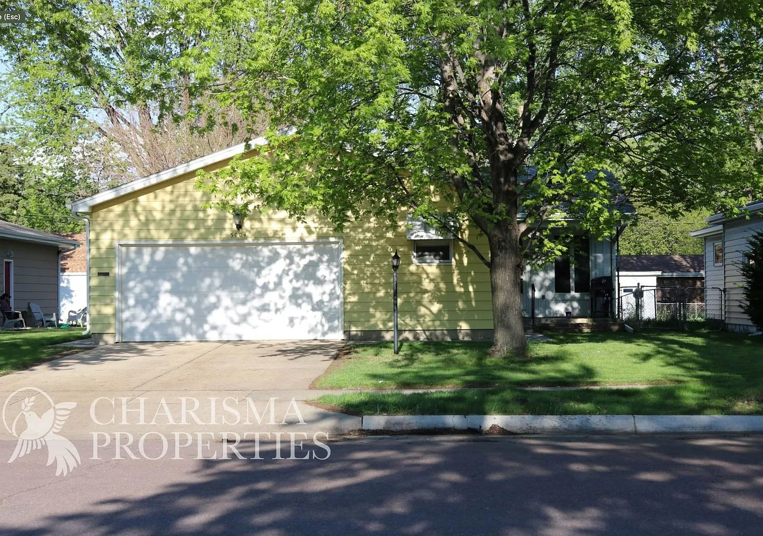 Quaint Three Bedroom House, Great Location With Even More Amenities — Photo 1