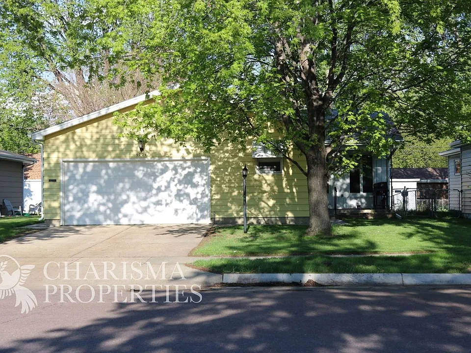 3004 S West Ave
