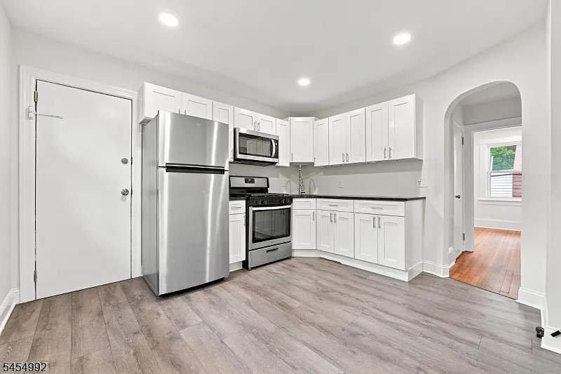 3 bed, 1.0 bath, $3,200 — Photo 2