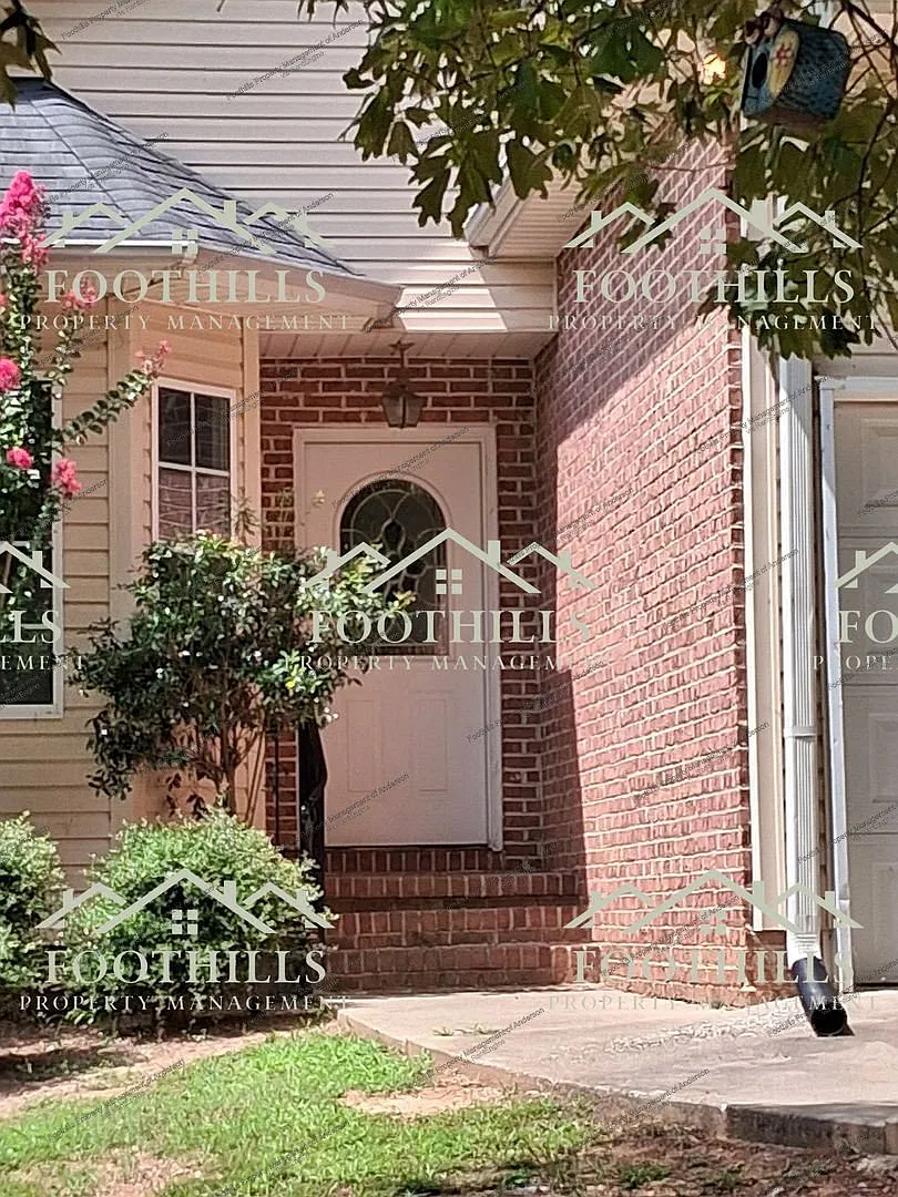 3 bed, 2.0 bath, 1300 sqft, $1,625 — Photo 2