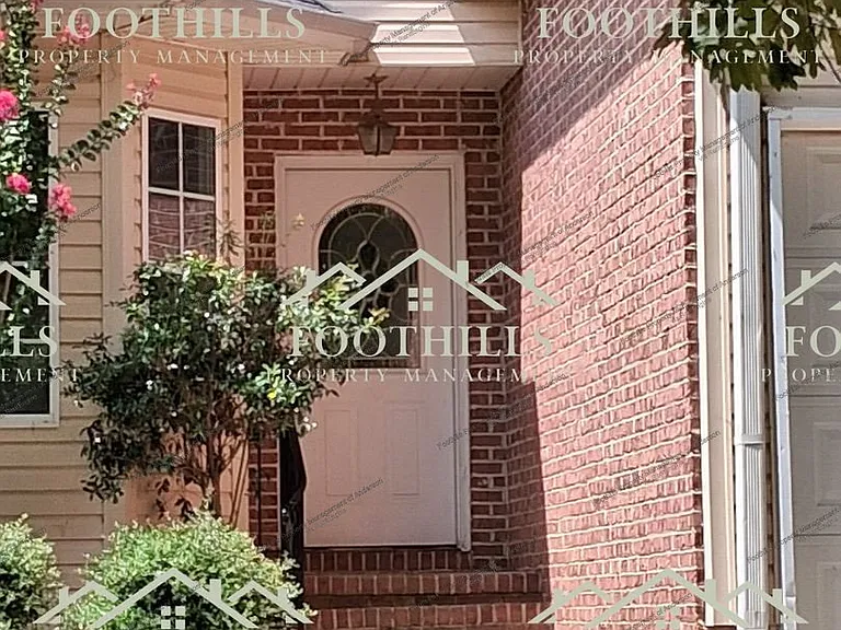129 Ashton Ln — Photo 2