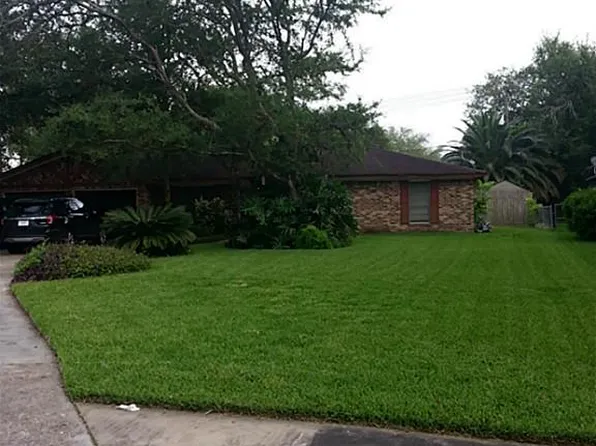 127 Spruce St, Lake Jackson, TX 77566