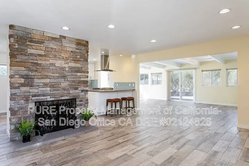 3 bed, 2.0 bath, 1702 sqft, $4,650 — Photo 2