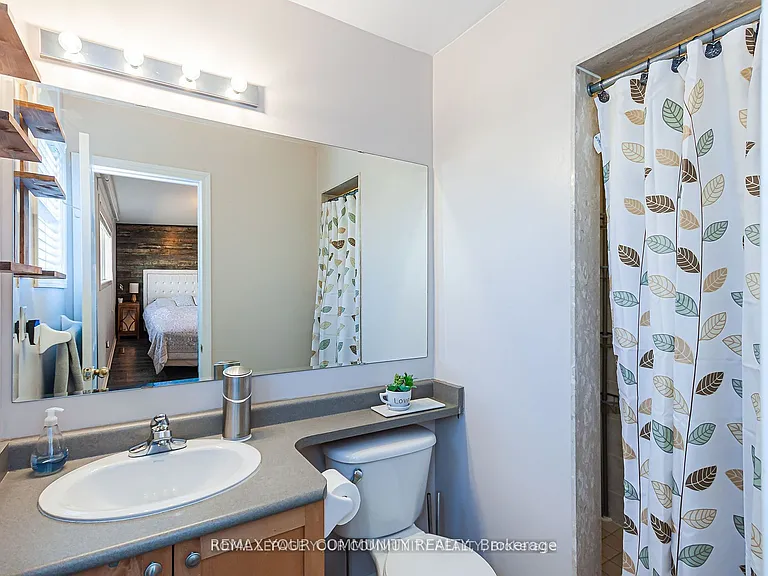 688 Hamilton Cres — Photo 11