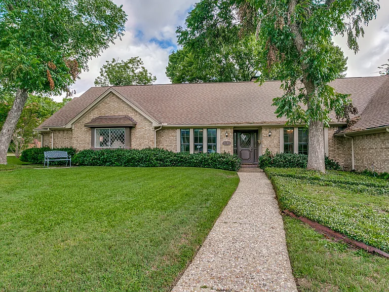 7507 Wellcrest Dr — Photo 2
