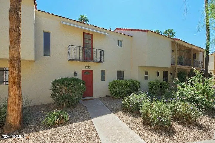 2 bed, 1.5 bath, 1075 sqft, $1,900 — Photo 1