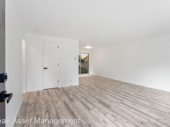 2nd image of 2511 SE Monroe St #10893169