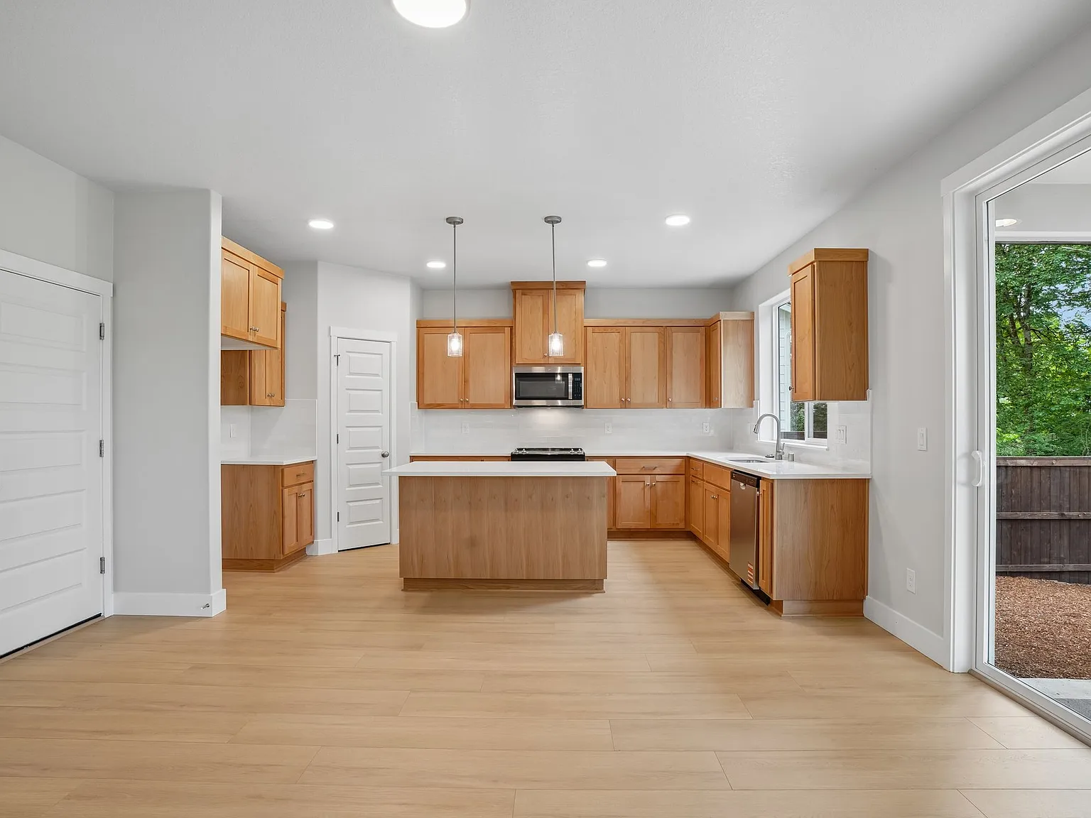 4 bed, 2.5 bath, 2014 sqft, $2,995 — Photo 3