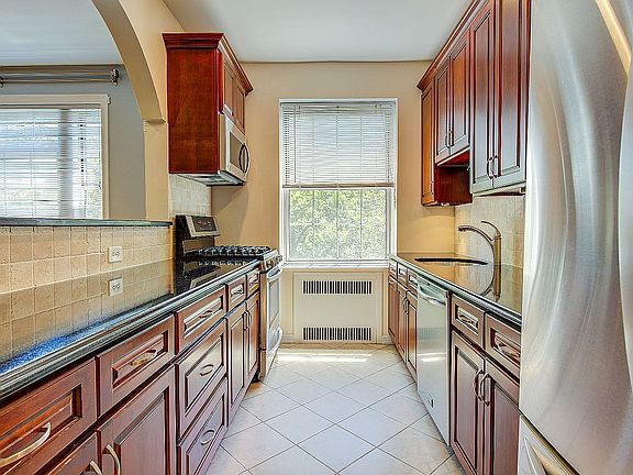 4th image of 117-01 Park Ln S #C4b