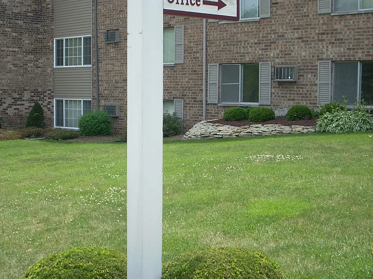 Twin Oaks West apartments — Photo 1