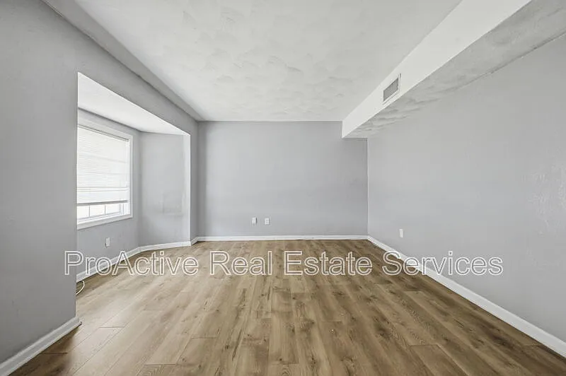 4 bed, 1.5 bath, 1600 sqft, $2,000 — Photo 4