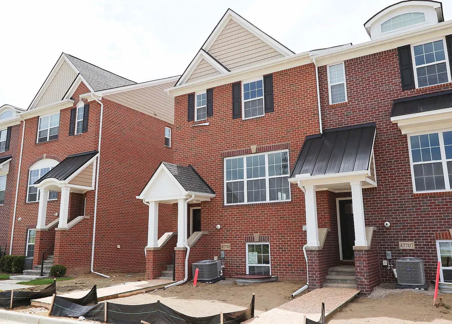3 bed, 3.5 bath, 2081 sqft, $3,300 — Photo 1
