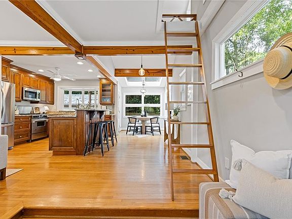4th image of 639 Scott Cir