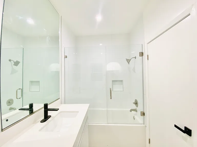 627 Brittania St #6 — Photo 10