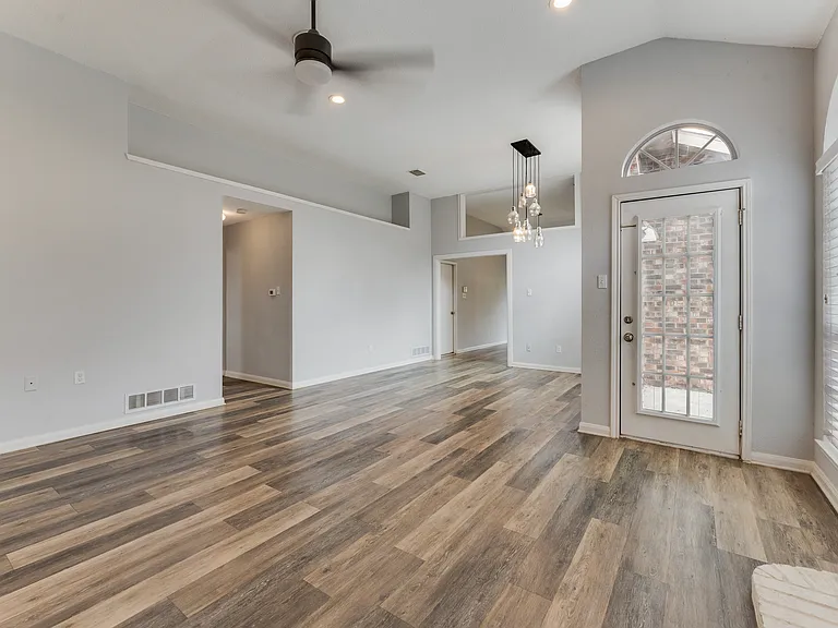 605 English Oak St — Photo 5