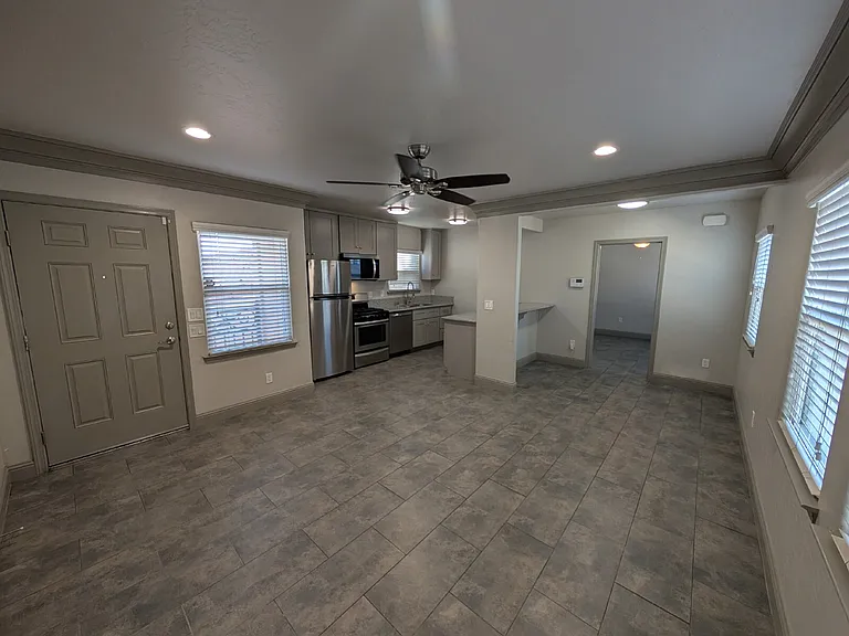 935 E Divisadero St — Photo 2
