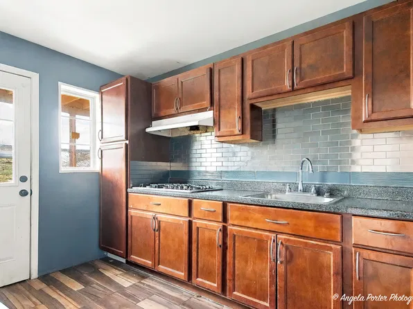 754 Walnut St #2W, Waukegan, IL 60085