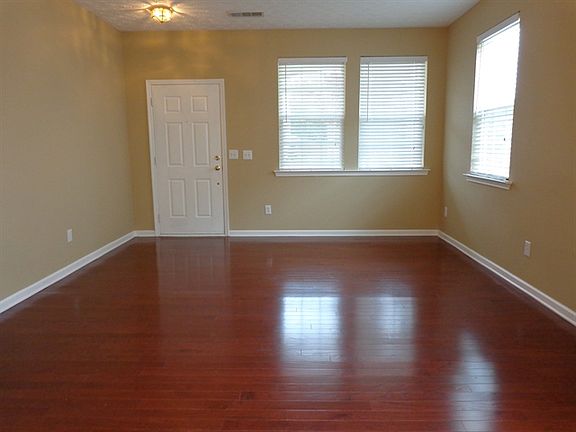 2nd image of 384 Roseglen Dr