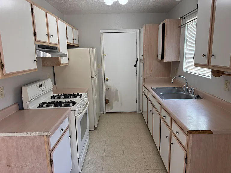 1621 Patti Pl NE — Photo 3