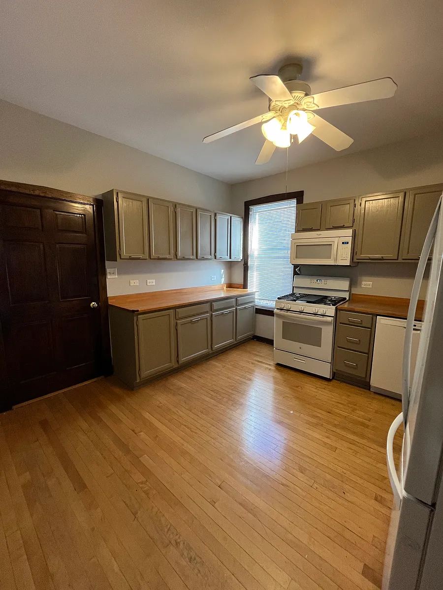 Building Photo - 5044 W Hutchinson St #2