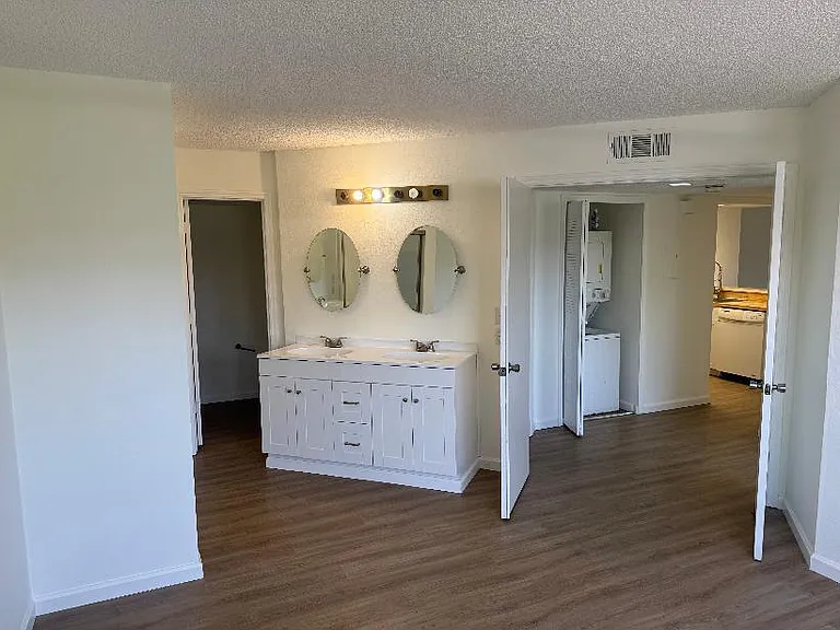 1531 SE Royal Green Cir #106 — Photo 6