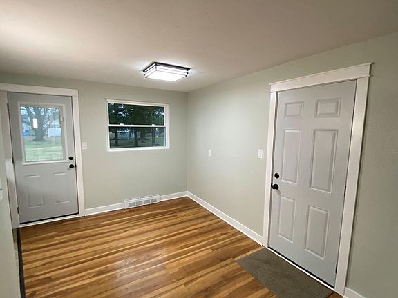 4th image of 1137 Superior St