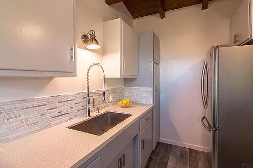 660 W 28th St #D — Photo 4