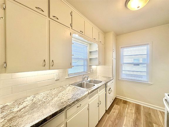 4th image of 3018 E Ave NE