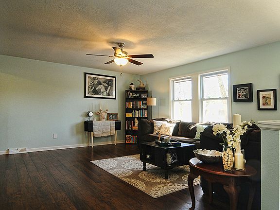 3rd image of 409 SE Sherri Ln