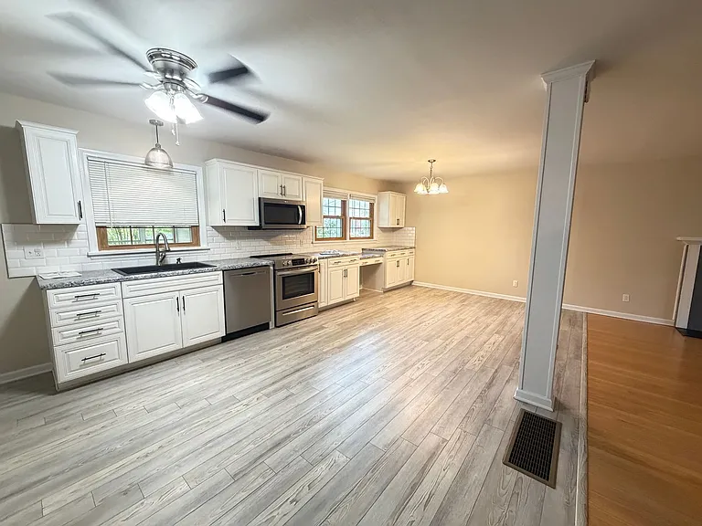 2208 Stephan Ln — Photo 5