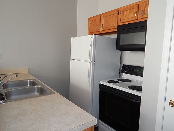 3rd image of 664-8 Broadway Ave #201