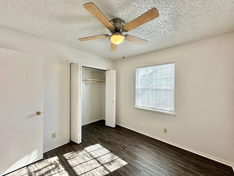 1501 Farhills Dr — Photo 29