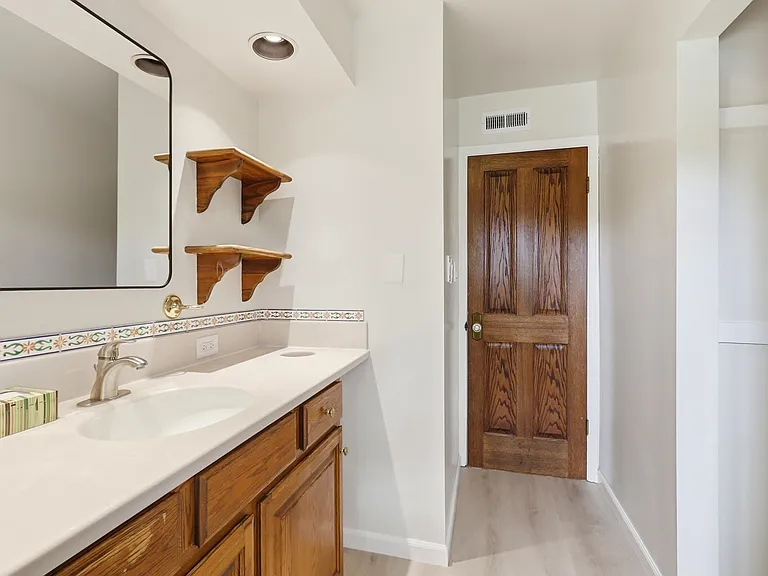 927 Lorne Way — Photo 32