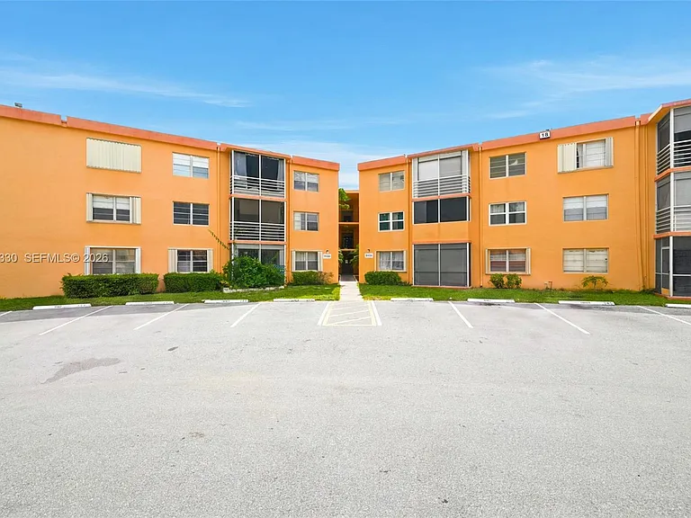 4384 NW 9th Ave #19-1D — Photo 1