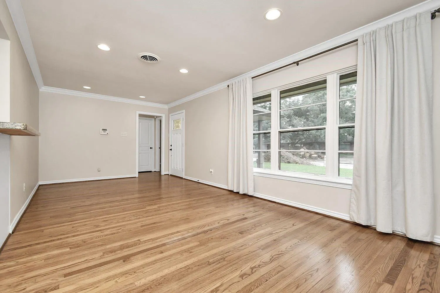 3 bed, 1.0 bath, 1464 sqft, $2,950 — Photo 3
