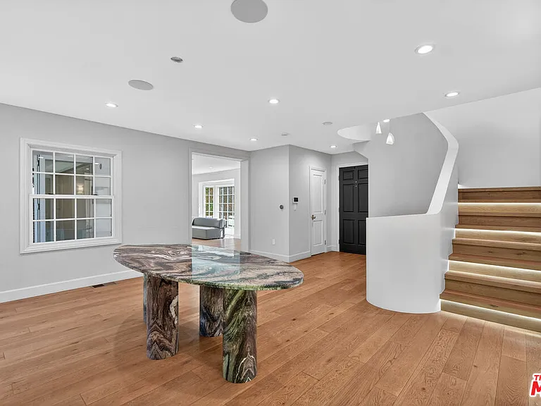462 Warner Ave — Photo 9