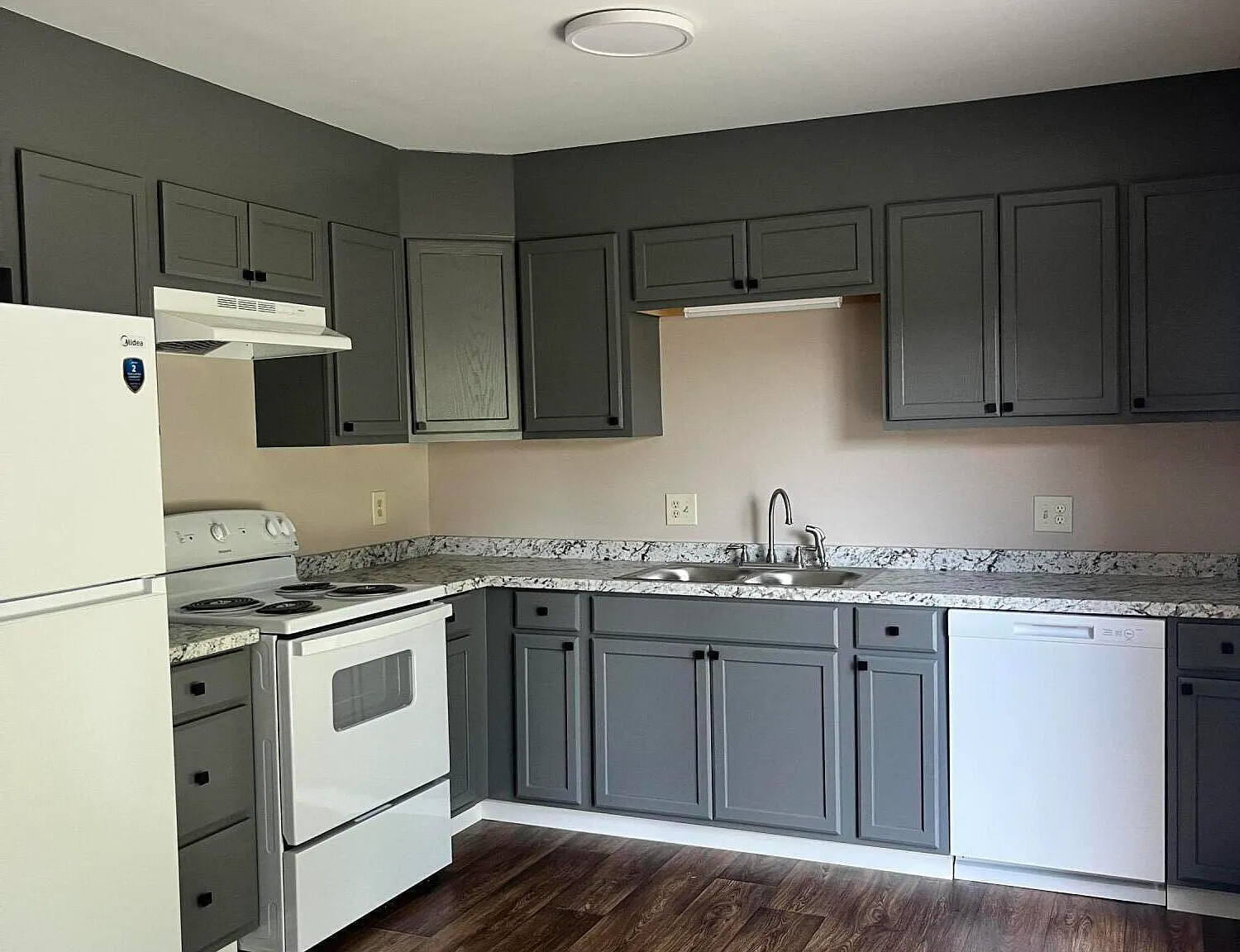 3 bed, 2.0 bath, $1,900 — Photo 2