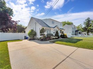 90 E 7th St, Deer Park, NY 11729