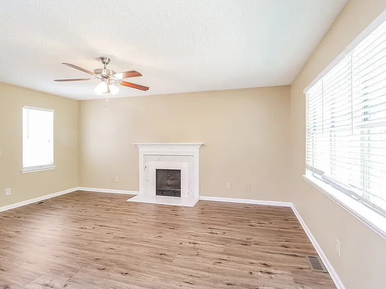 380 Canter Ct NW — Photo 5