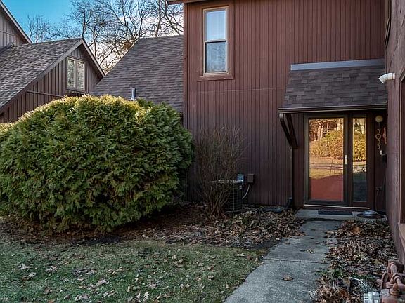 4th image of 5055 Woodlake Dr #1