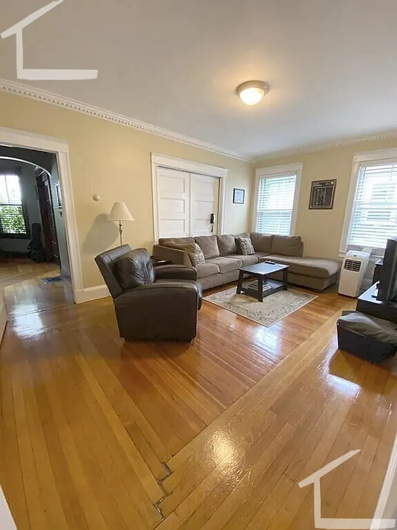 Nicely renovated 3 bed unit with in-unit laundry! — Photo 3