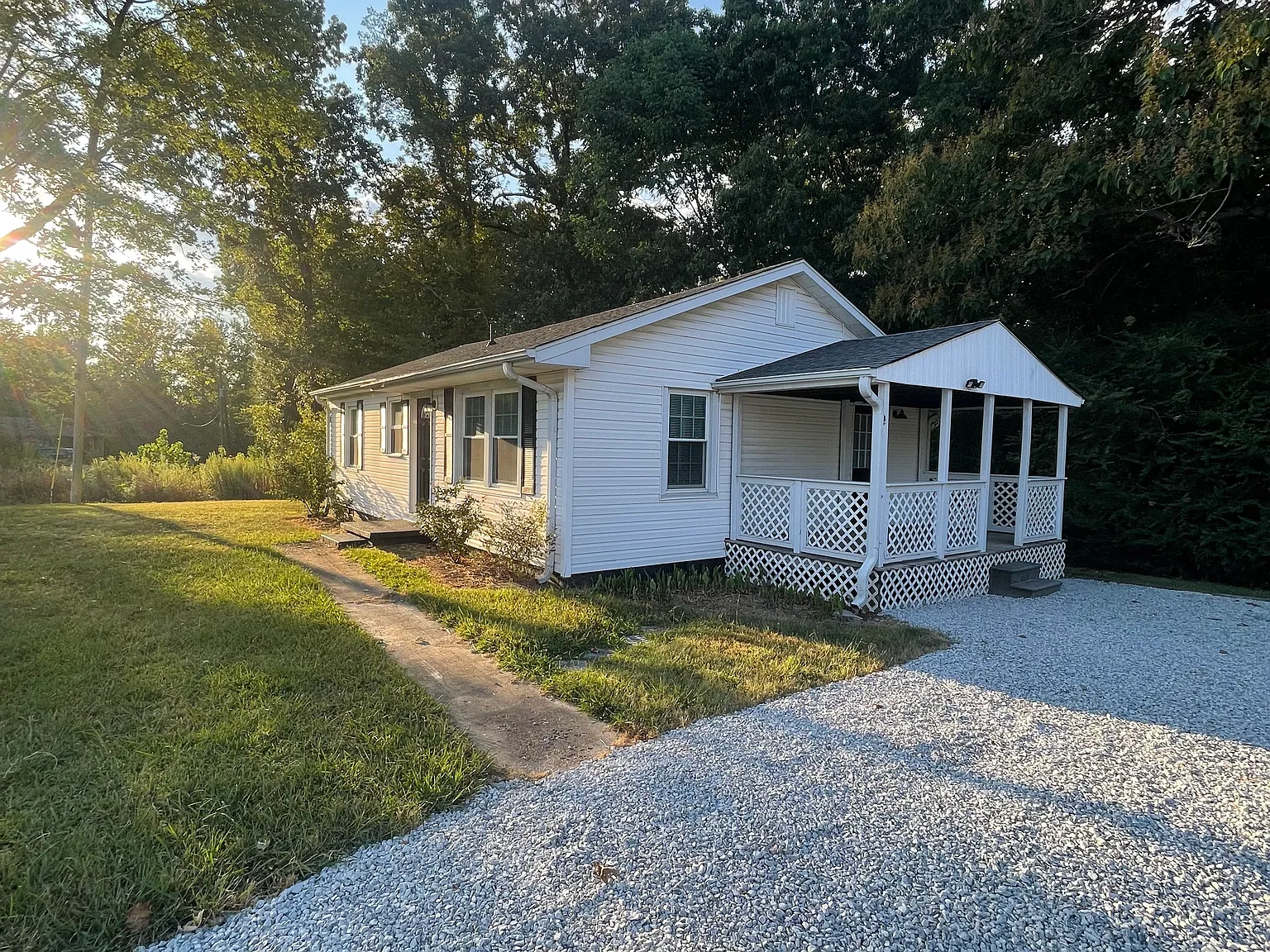 3 bed, 888 sqft, $1,200 — Photo 2
